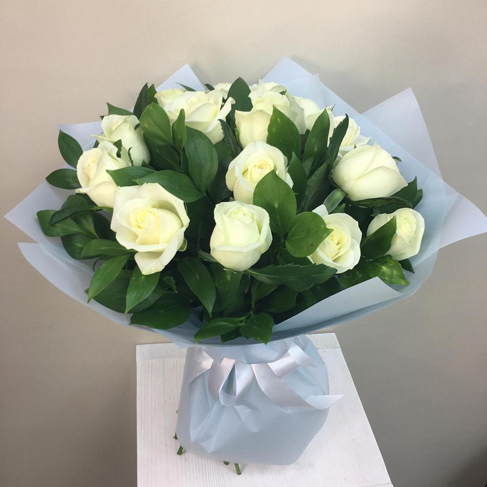 Букет 15 Белых роз Проуд в Александровске