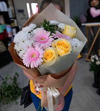 Букет цветов из:  Герберы, Розы и Хризантемы в Александровске