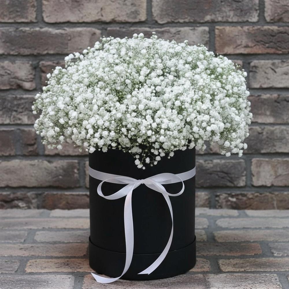 Цветочная композиция из Гипсофила в шляпной коробке в Александровске