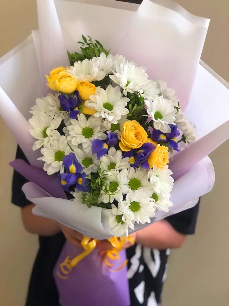 Букет цветов из: Ирисы, Хризантемы и Розы в Александровске