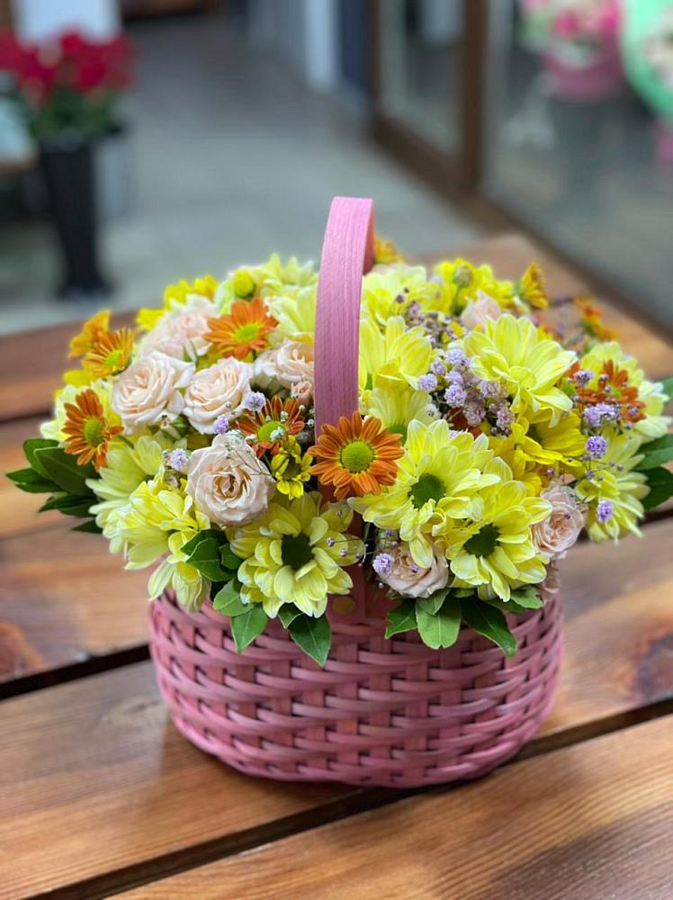 Цветочная композиция из Хризантемы и Розы в корзине в Александровске