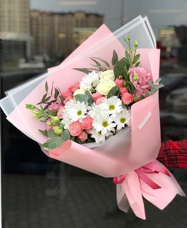Букет цветов из: Розы, Лизиантусы и Хризантемы в Александровске
